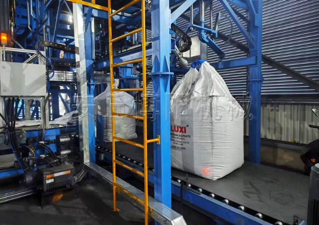 保溫料全自動(dòng)噸袋包裝機(jī)、甘肅連續(xù)噸包包裝稱實(shí)拍