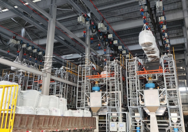 氧化鋁全自動(dòng)噸包破袋機(jī)的特點(diǎn)有哪些？